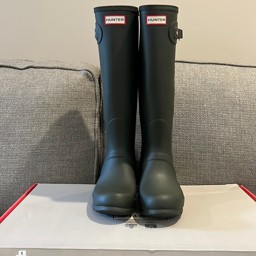 Tall Hunter boot never worn in matte olive green